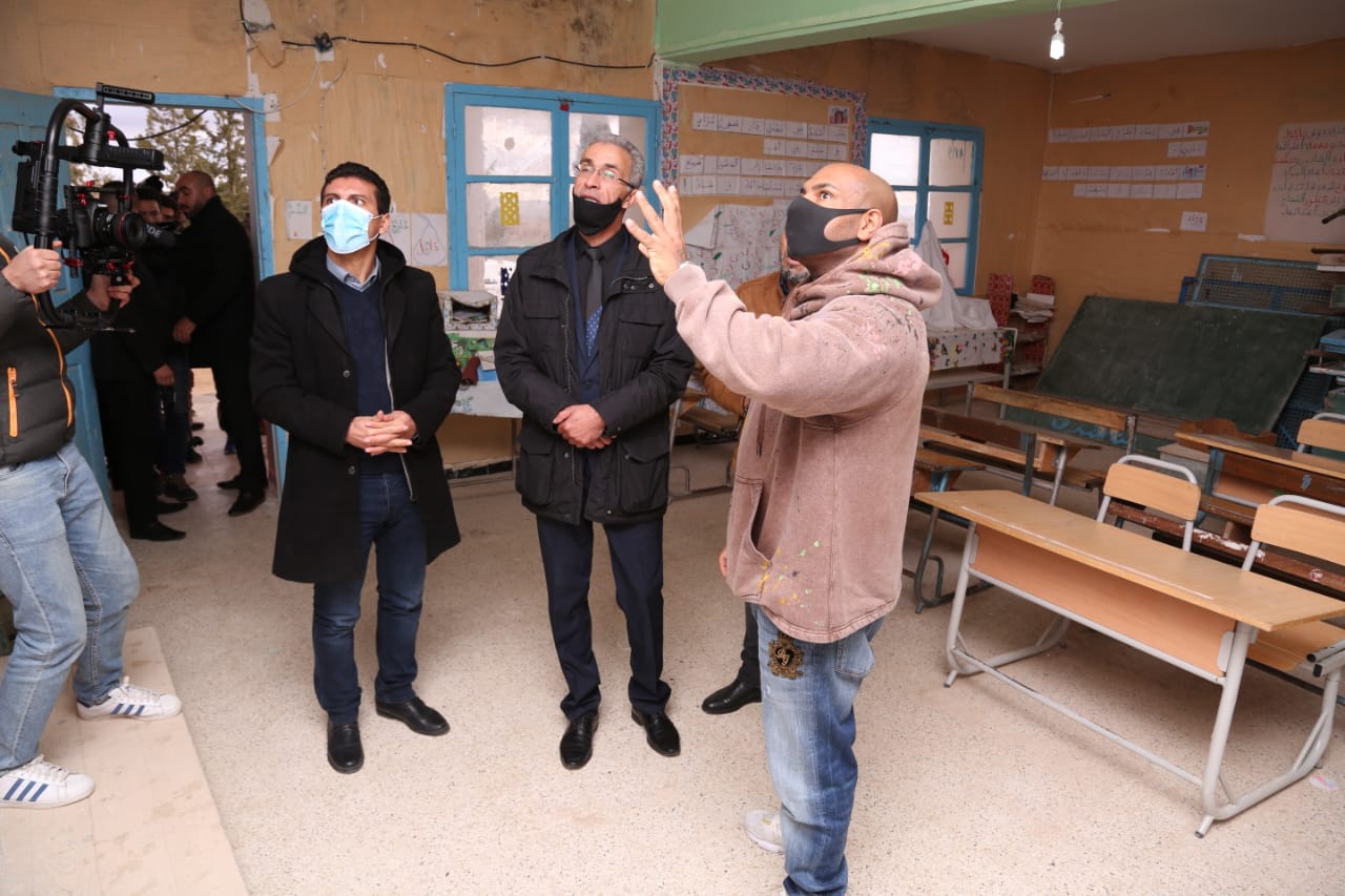 أطفال في المدرسة يستفيدون من برامج التعليم