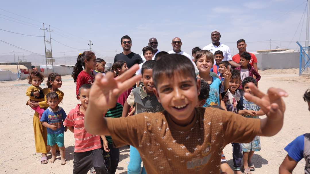 كريم مع الأطفال في المدرسة