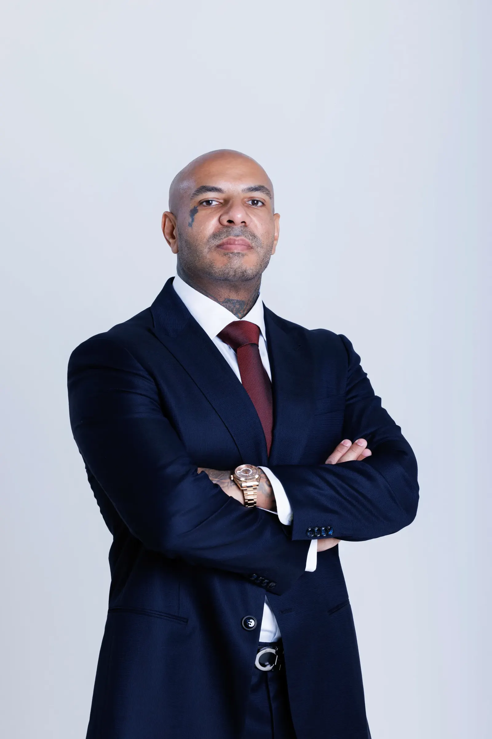 صورة كاملة لكريم الغربي واقفًا