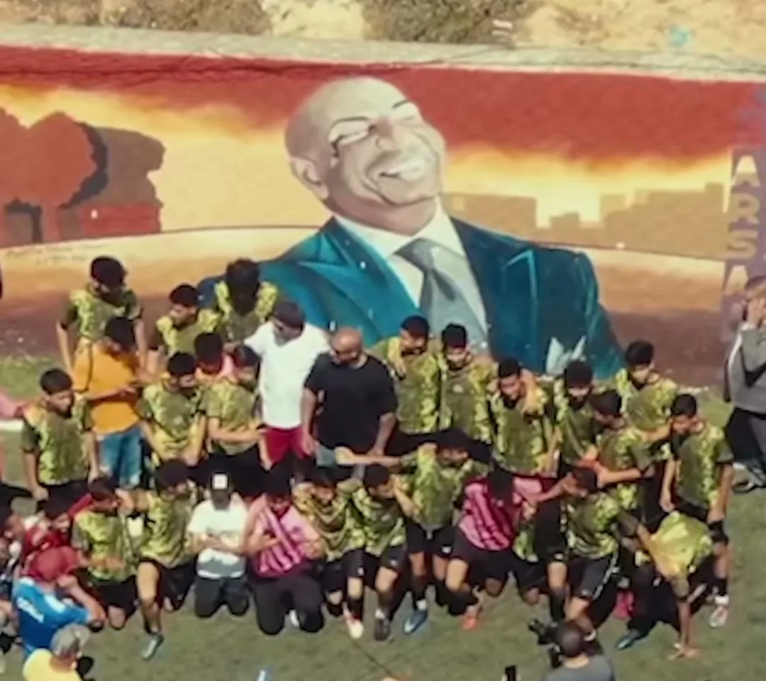 ملعب قصر سعيد مع جدارية لكريم الغربي وأكاديمية الشباب
