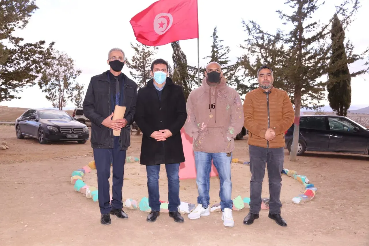 متطوعون ومعلمون في مدرسة