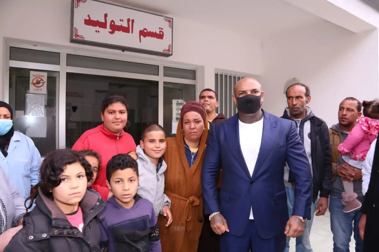 كريم الغربي في زيارة إلى مدرسة